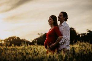 poses couple maternity photoshoot studio