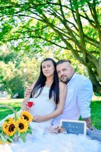 poses couple maternity photoshoot studio