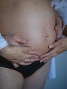 poses couple maternity photoshoot studio